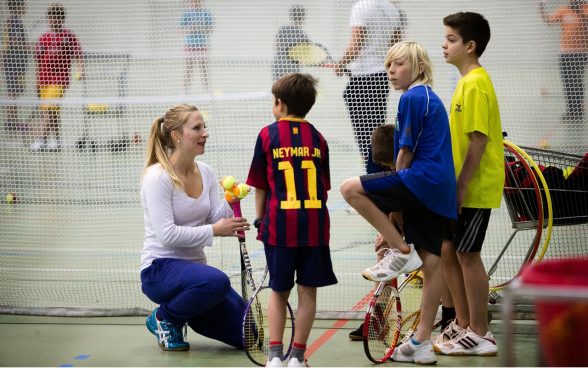 Kinder mit J+S-Leiterin beim Unterricht im Leiterkurs Tennis; Foto: BASPO / Ueli Känzig