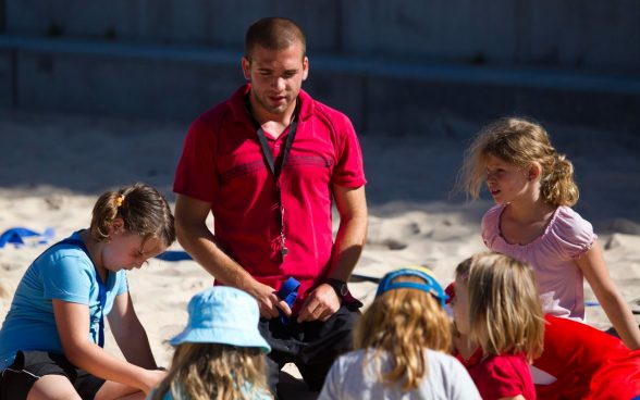 J+S-Leiter mit Kindern auf dem Beachvolleyballfeld; Foto: BASPO / Ulrich Kaenzig