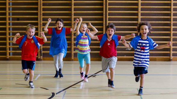 Enfants en jubilant à la salle de gym; Photo: OFSPO / Daniel Käsermann